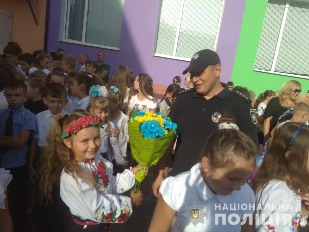 Сьогодні на Херсонщині до шкіл прийшли не лише діти, вчителі й батьки, а й поліцейські (фото)