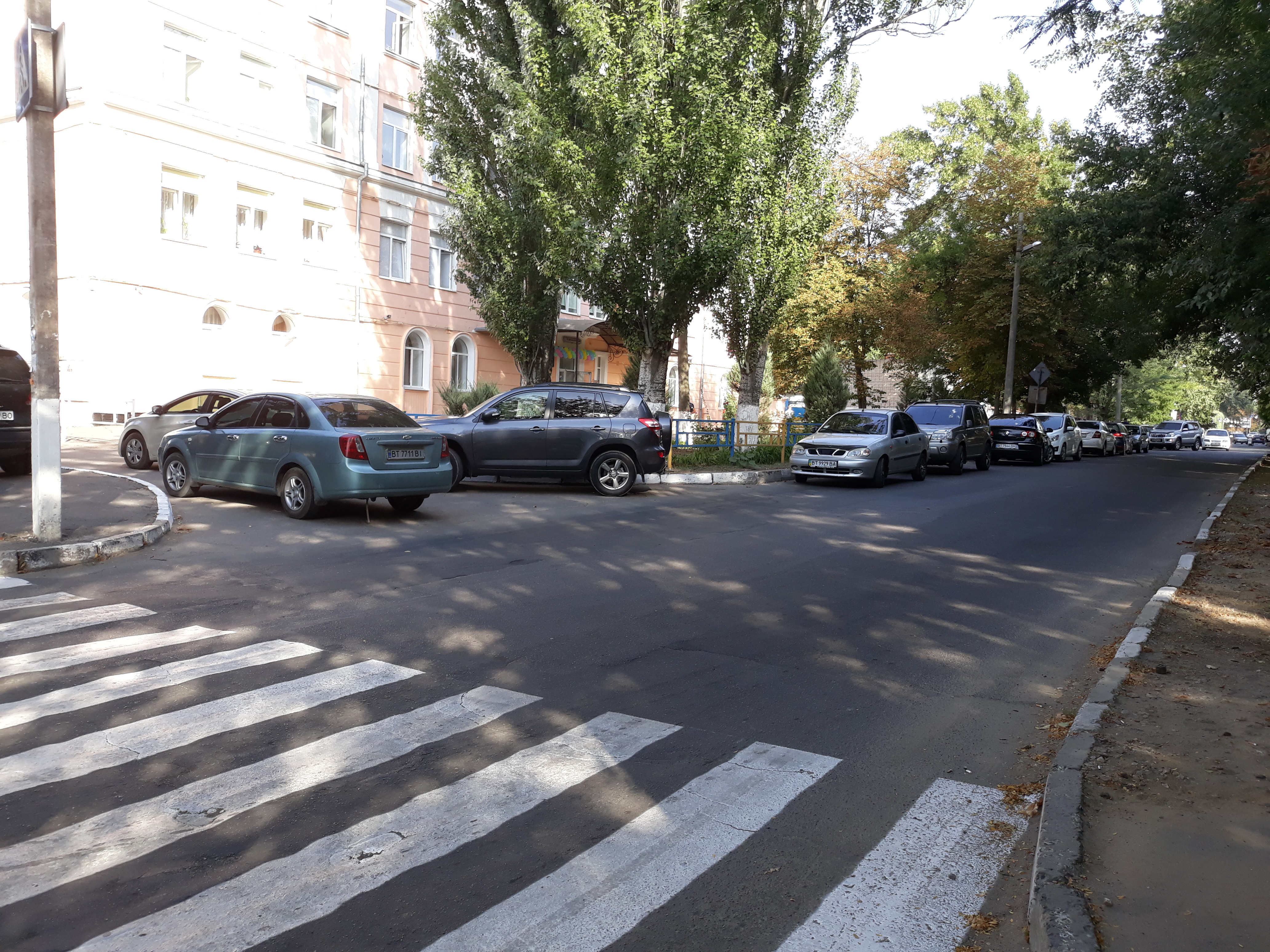 Проехать сложно, припарковаться негде - Первый звонок в херсонской гимназии №6  (фотофакт)