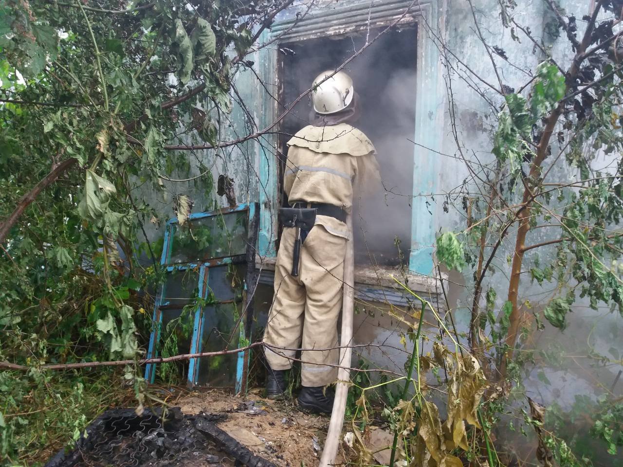 Херсонські вогнеборці не знають вихідних: в області ліквідовано пожежу у приватній оселі