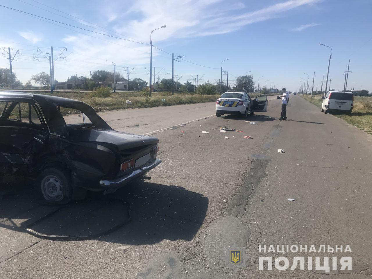 У ДТП під Генічеськом постраждали п'ятеро людей, одна жінка померла - поліція з'ясовує обставини аварії