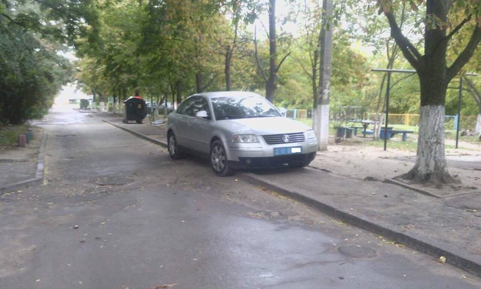Паркуясь с нарушениями правил, херсонцы берут пример с полиции?