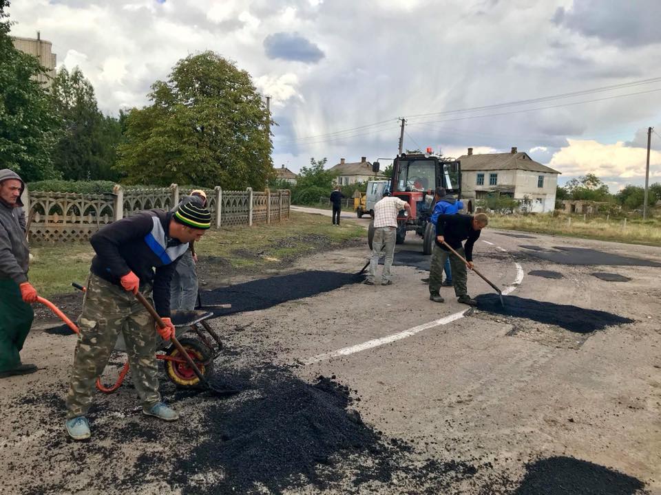 На Херсонщині представники обласної та районної влади посперечалися через ремонт дороги