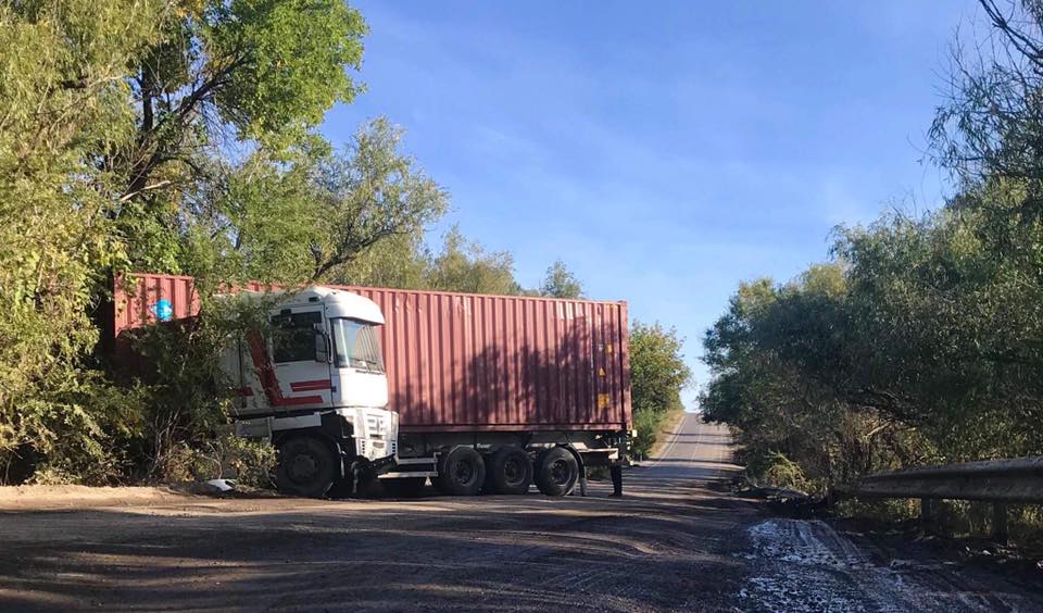 Знову вантажівка і знову Милівська дамба - на Херсонщині в одному і тому ж місці вже третя ДТП за місяць