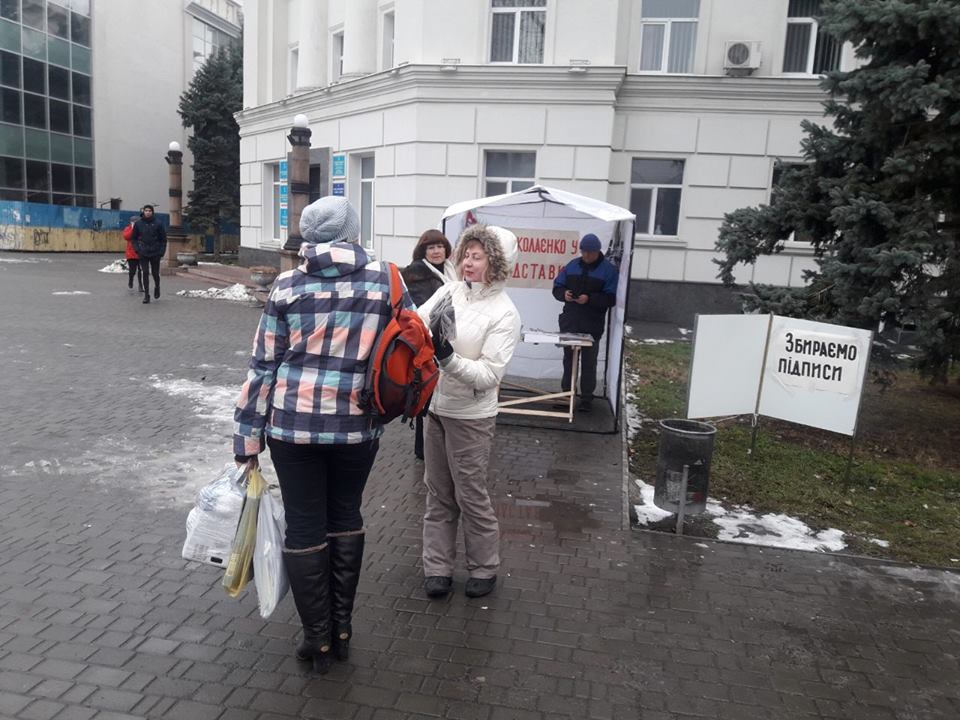 У Херсоні з'явилися намети зі збору підписів за відставку мера і вже сталася перша провокація