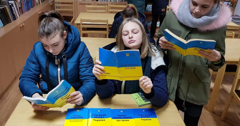Что-то новенькое для херсонских школьников - время знакомиться со своими правами и обязанностями (ФОТО)