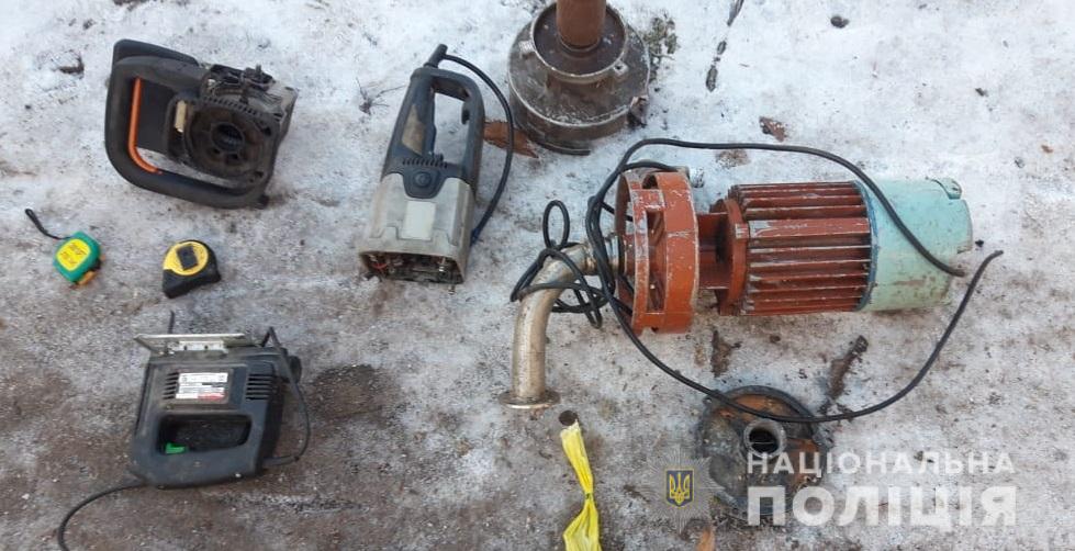 Поки господарі у місті, їх дачні будинки у Олешківському районі потихеньку 