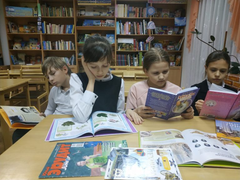 Херсонские школьники находят время и на чтение книг - библиотека ШГТ радует новинками (ФОТОФАКТ)