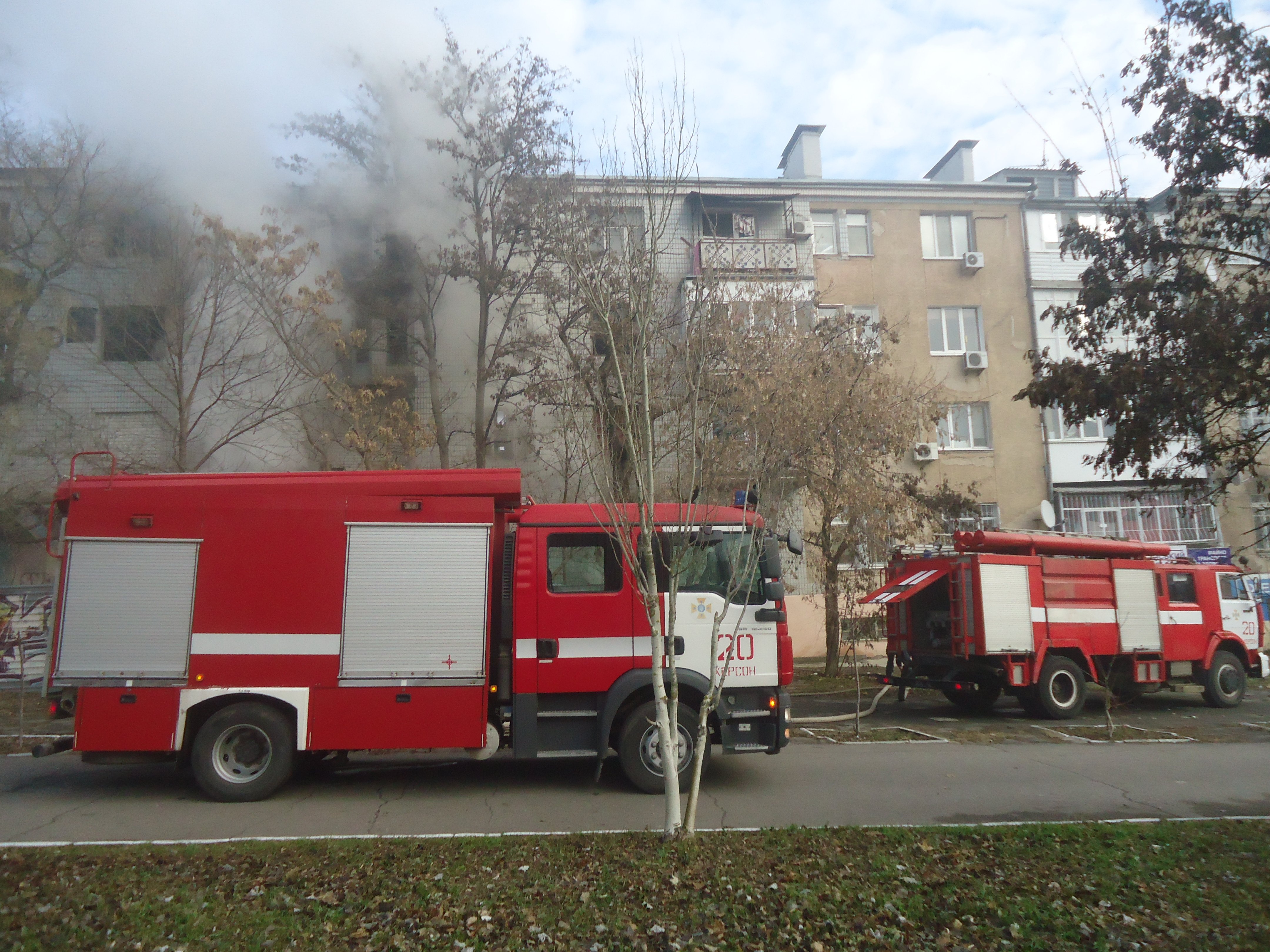 Херсонським пожежникам відпочивати ніколи: вчора боролись з вогнем у покинутій будівлі