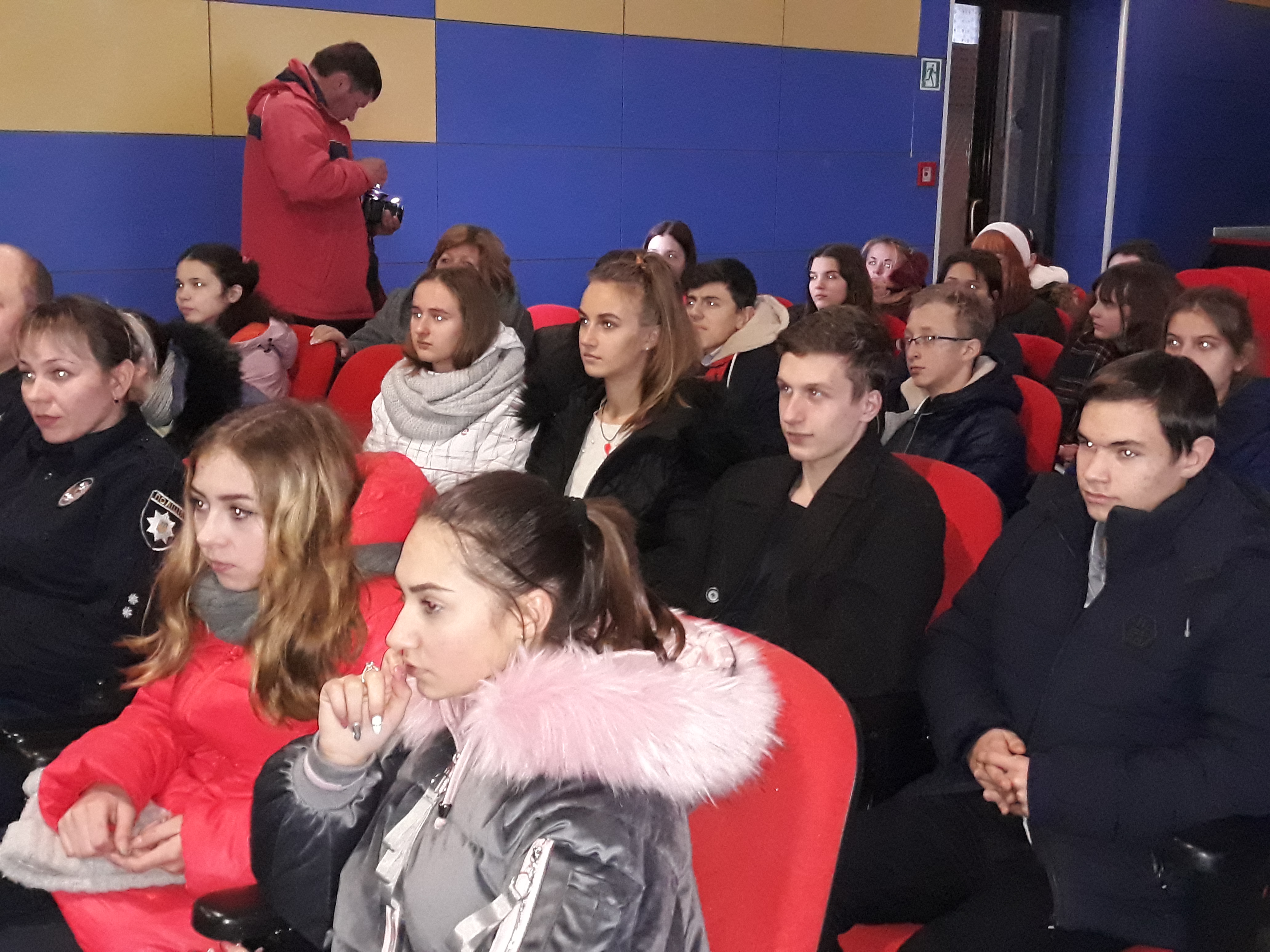 Ображали яблуко, м’яли папір, відповідали на образи гумором - херсонські патрульні «на пальцях» розповіли підліткам про булінг