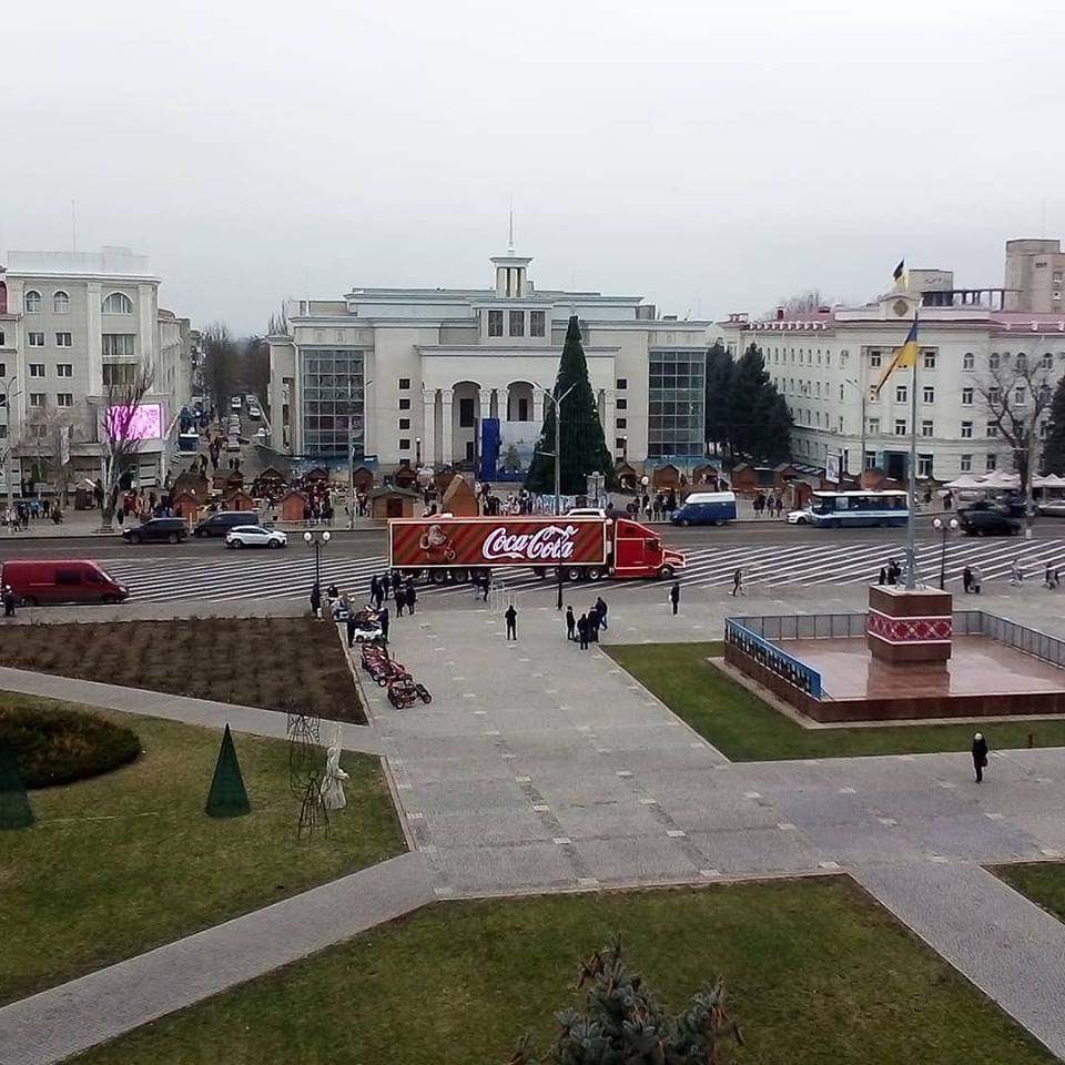 Свято вже прибуло на площу Свободи у Херсоні (фотофакт)