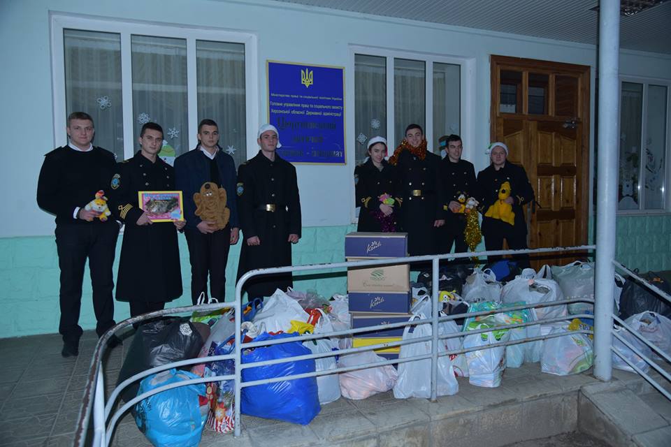 Херсонські курсанти стали на мить чарівниками, щоб виконати одне з дитячих бажань (ФОТО) Херсонські курсанти стали на мить чарівниками, щоб виконати одне з дитячих бажань (ФОТО)