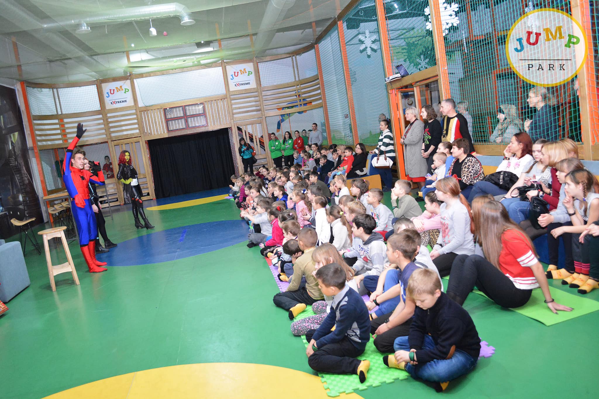 Соціально незахищені діти Антонівки у гостях у Jump Рark - новорічне свято з подарунками у розпалі (ВІДЕО)