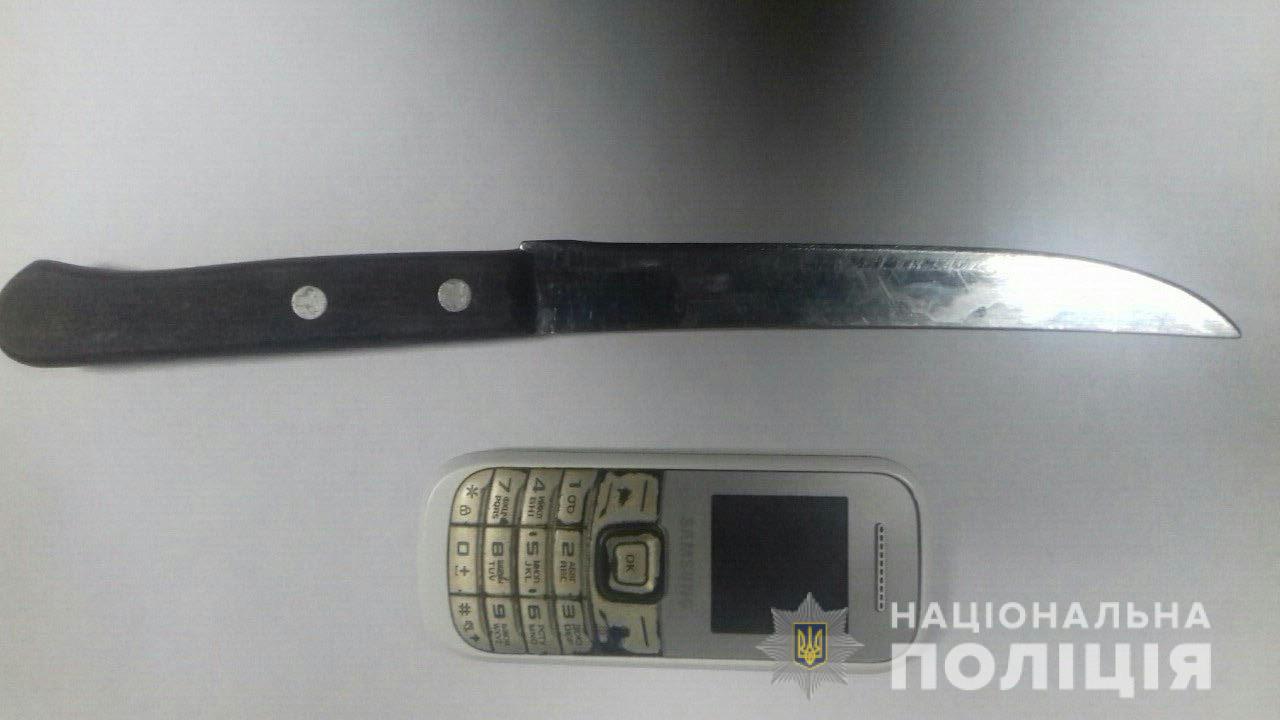 500 гривень та старенький телефон стали предметом розбійного нападу на пенсіонерку з Каховського району