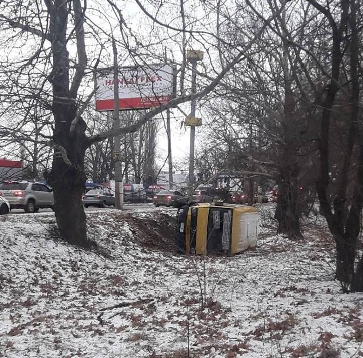 Микроавтобус слетел в кювет и перевернулся на бок - в Херсоне ДТП