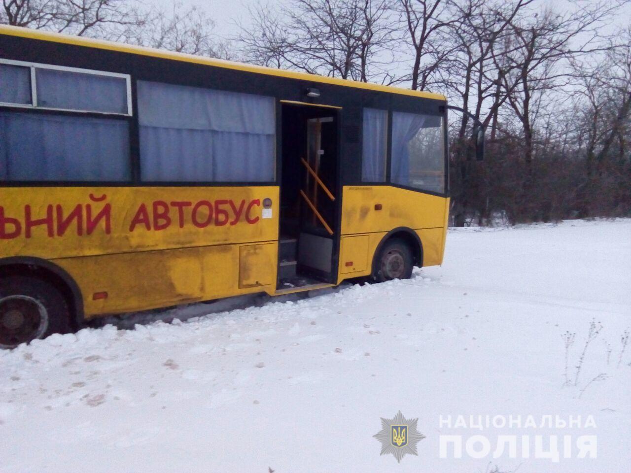 Поблизу смт Кар’єрне в сніговий замет занесло шкільний автобус - без допомоги поліцейських школярі могли б сьогодні не дістатися школи