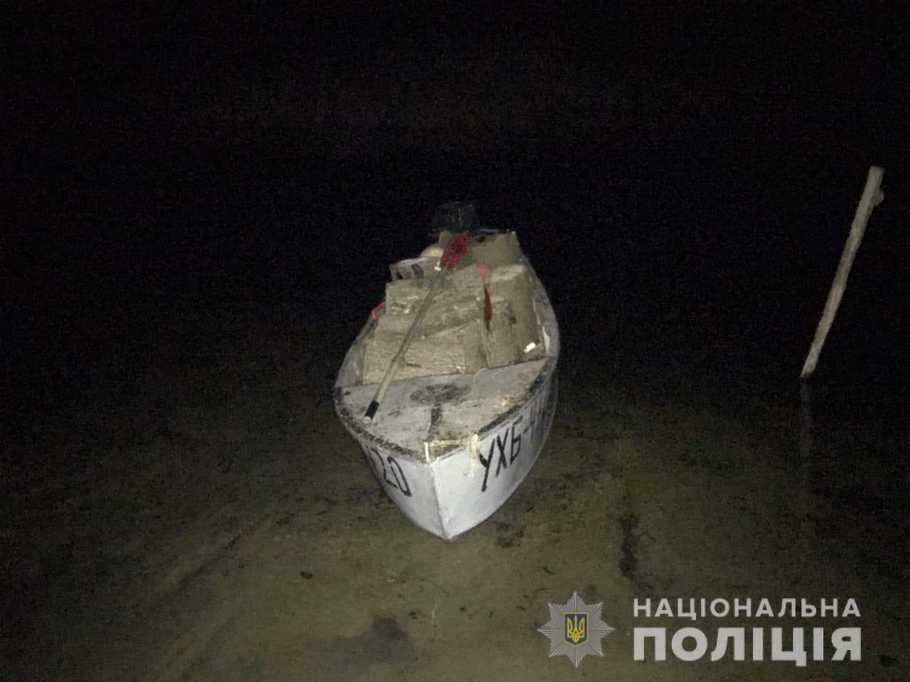 Поліція затримала херсонців, які пиляли дерева, що заважали їм рибалити