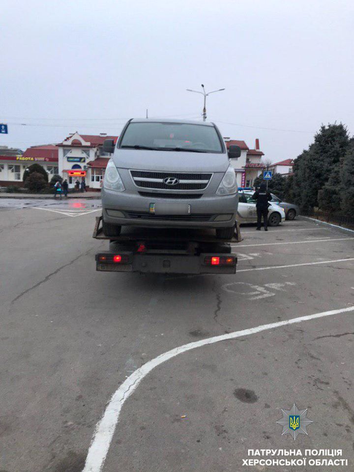 Водій напідпитку чекав на товариша, а зустрівся з херсонськими патрульними