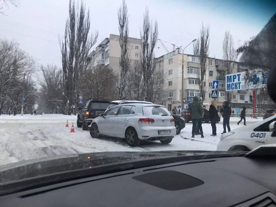 Пошёл снег, а за ним на херсонских дорогах 