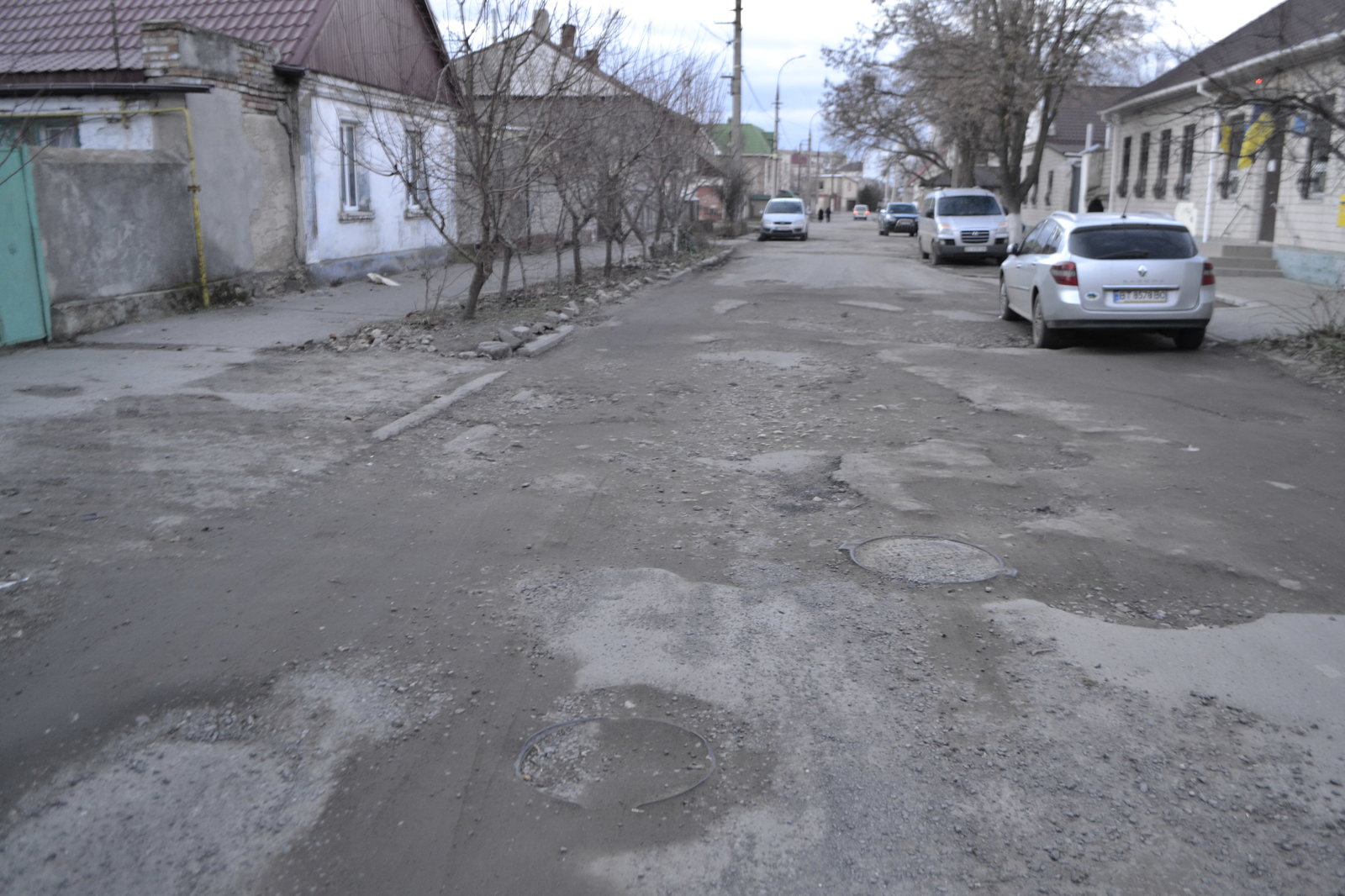 Ровного покрытия среди ям не обнаружено – проблема ремонта дорог в Херсоне остается актуальной (ФОТОРЕПОРТАЖ)