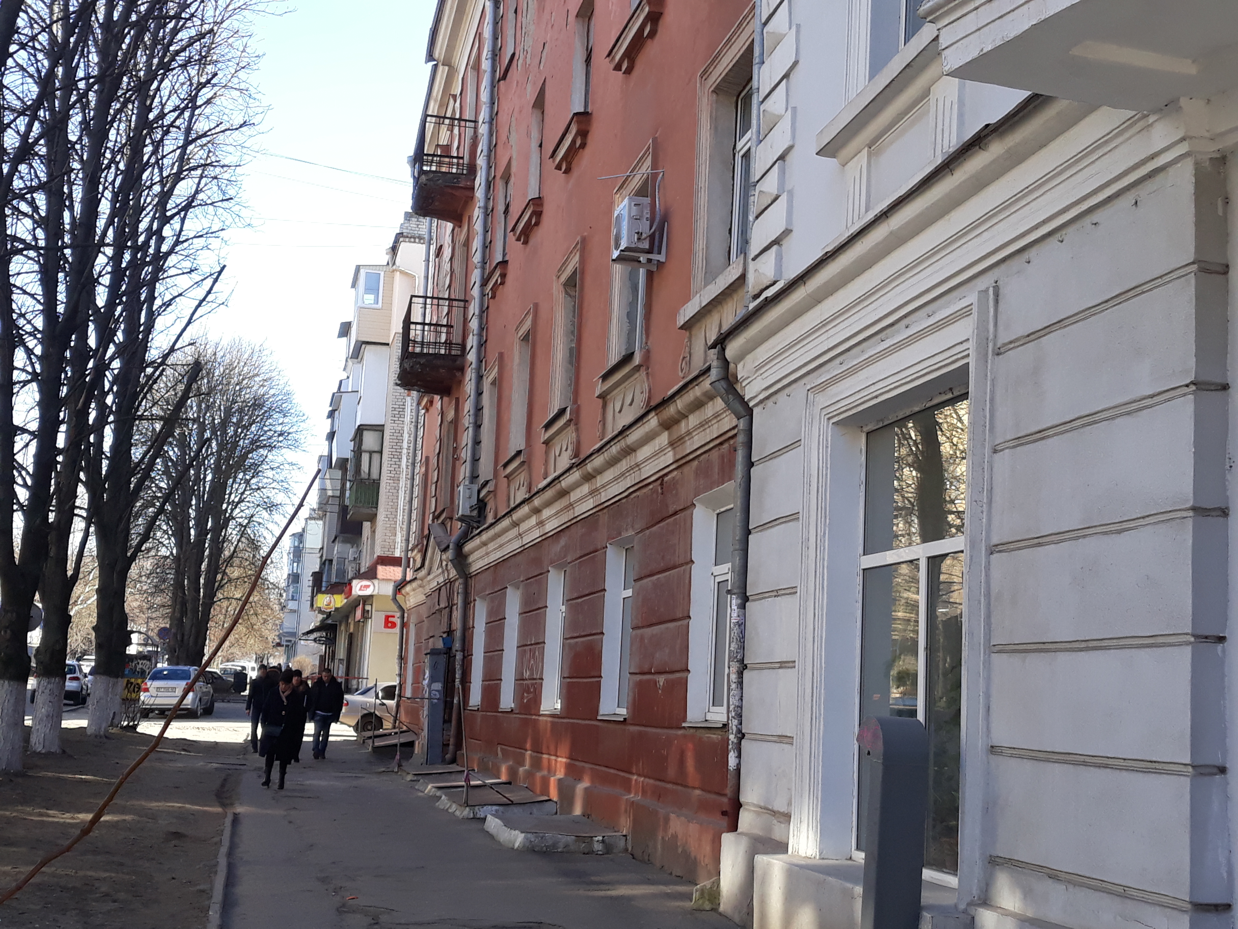 Возле одного из зданий в центре Херсона пешеходов «ненавязчиво» предупреждаю об опасной зоне (фотофакт)
