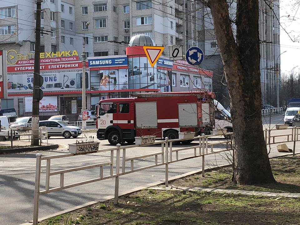 Улица Пугачева в центре Херсона временно перекрыта - дорогу преградило упавшее дерево