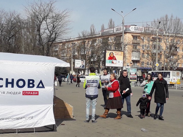 Херсонские женщины без внимания не остались - цветы получали прямо на улице (ФОТО)