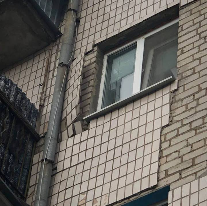 Аварийные фасады домов, открытые люки, ямы  - у херсонцев 