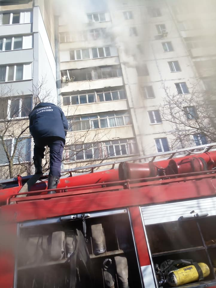 В Херсоне горит квартира в девятиэтажном доме