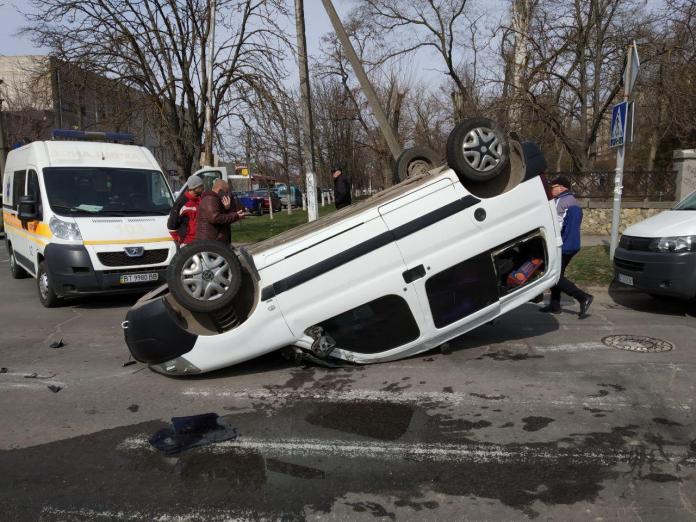 В Херсоне перевернулся автомобиль в результате аварии (ФОТО)
