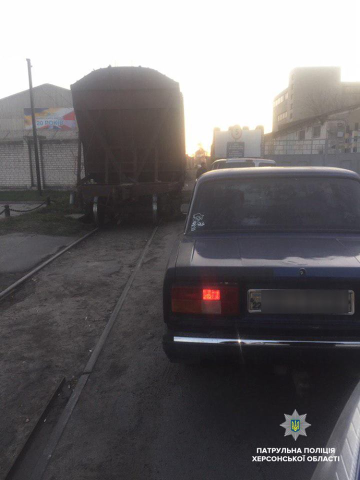 Більше місця не знайшлося - херсонець припаркував своє авто практично на залізничній коліі