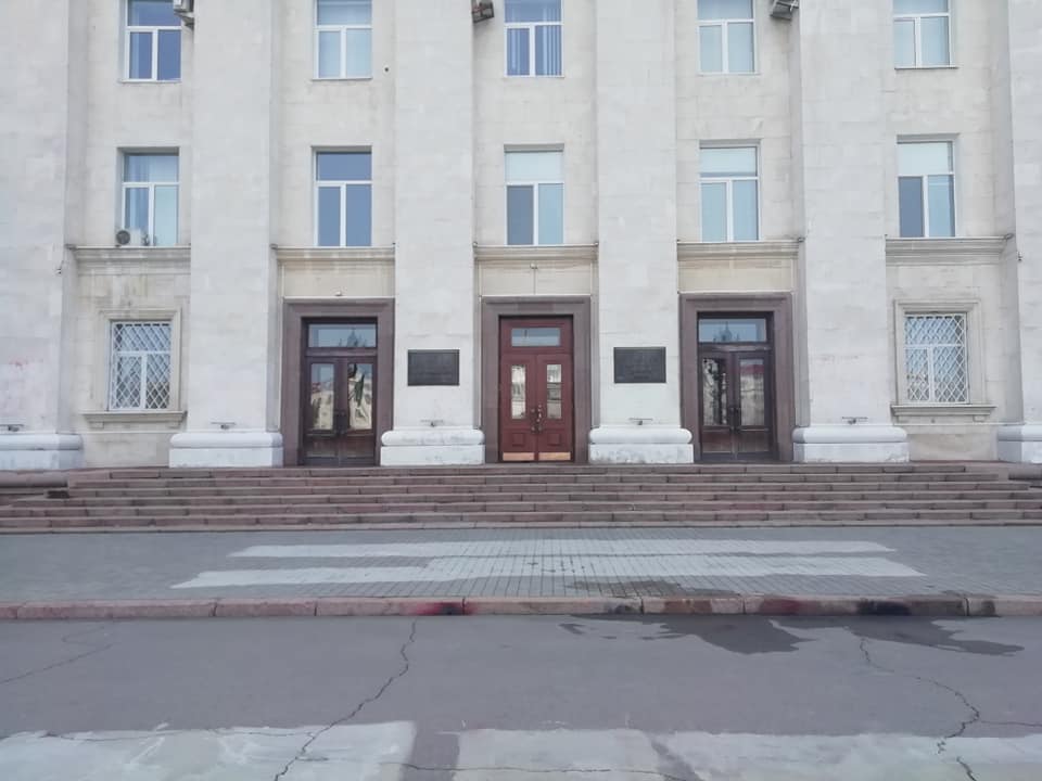 Тут сработали оперативно - о вчерашней акции у стен Херсонской ОГА уже ничего не напоминает