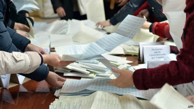 На Херсонщині чотири ОВК вже опрацювали 100% протоколів, одна комісія ще рахує