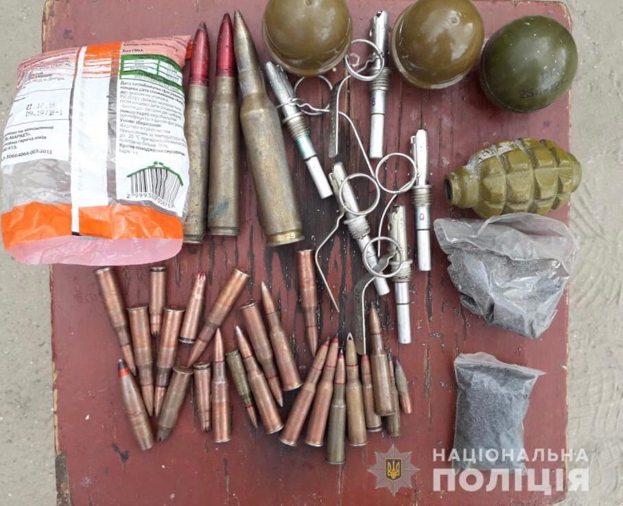 Голопристанські поліцейські вилучили у місцевого жителя гранати, набої, та наркотики