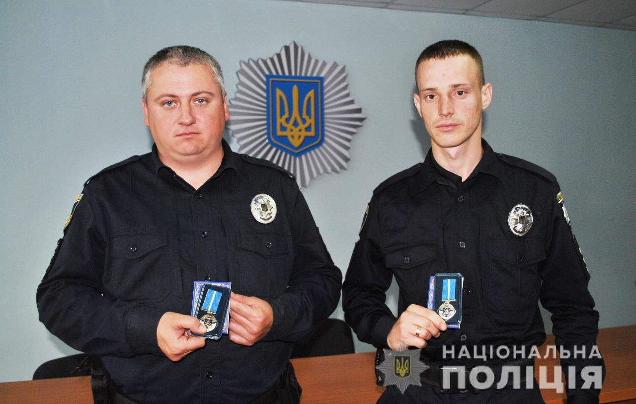 Керівництво поліції області нагородило співробітників Голопристанського відділення поліції за розкриття злочину впродовж кількох хвилин Керівництво поліції області нагородило співробітників Голопристанського відділення поліції за розкриття злочину впродовж кількох хвилин