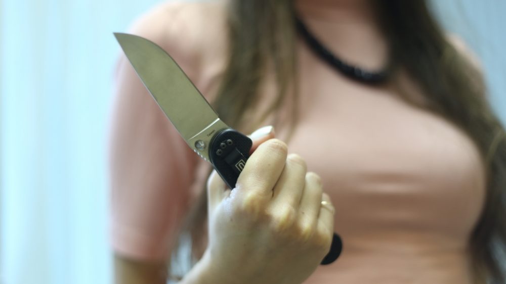 Херсонка вдарила співмешканця ножем під час застілля