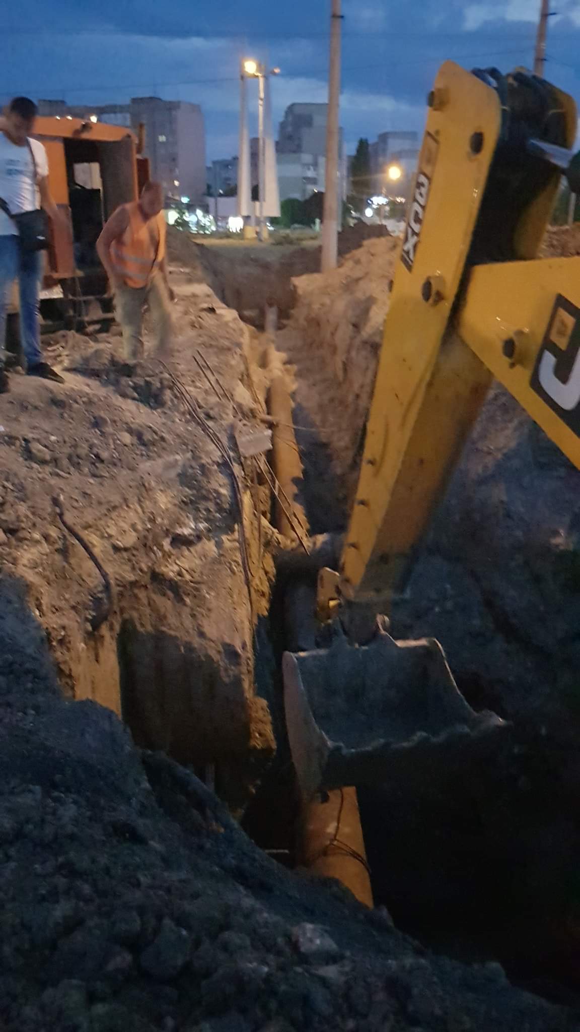 Херсонводоканал замінив частину магістралі на Каховській площі