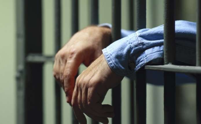За організацію грабежу херсонка проведе 4 роки за ґратами
