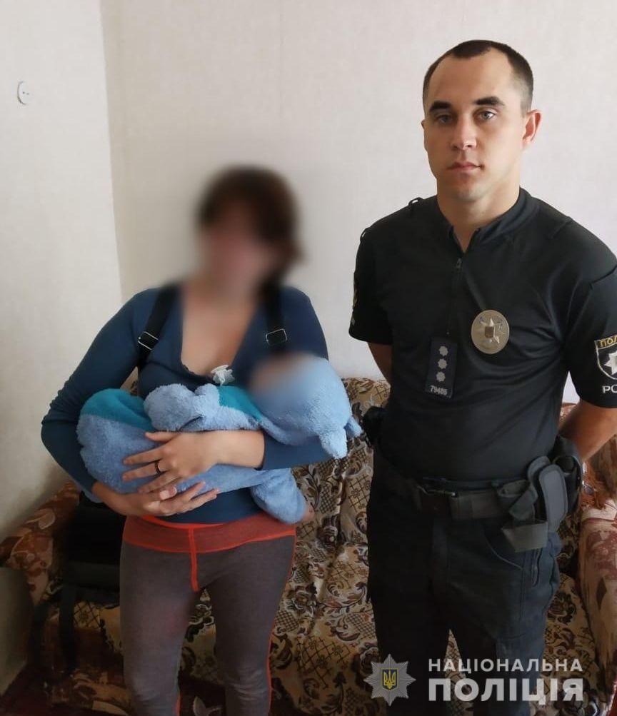 Поліцейські Херсонщини знайшли неповнолітню матір з немовлям, які зникли з центру матері ще 23 серпня