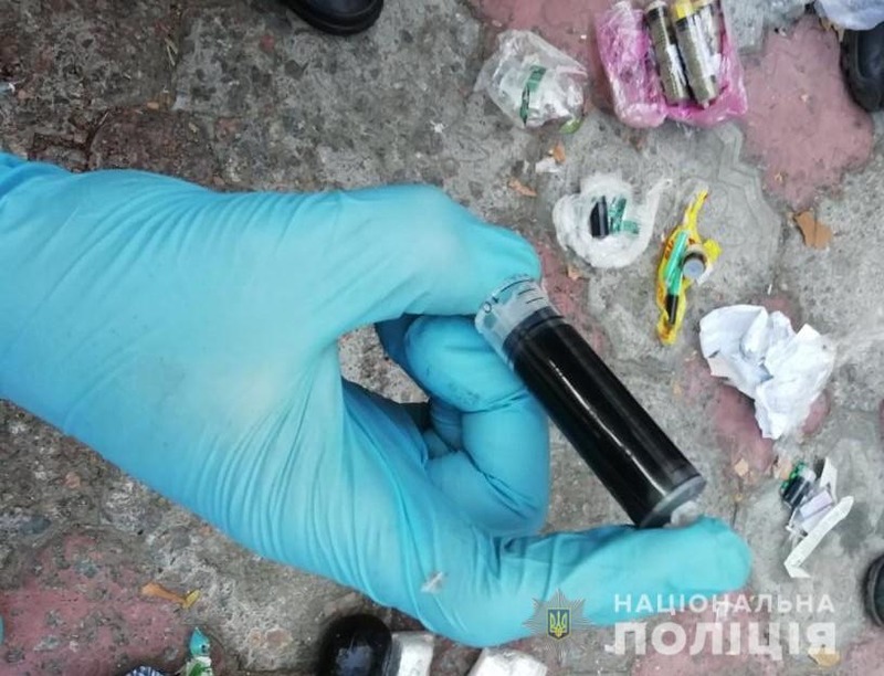 Херсонські правоохоронці припинили спробу передачі наркотиків до СІЗО - ФОТО