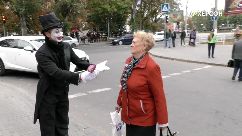 Порушників правил дорожнього руху в Херсоні зупиняв мім - ВІДЕО