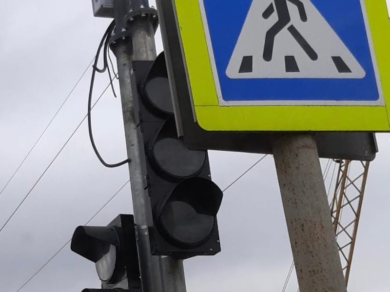 В Херсоне на оживленном участке дороги установили светофор, закрыв его дорожными знаками  - ФОТО
