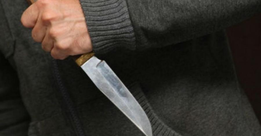 В Херсоні поліцейські за годину затримали чоловіка, який поранив ножем жінку