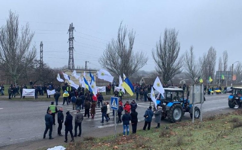 Аграріїї Херсонщини долучилися до Всеукраїнської акції протесту проти продажу землі