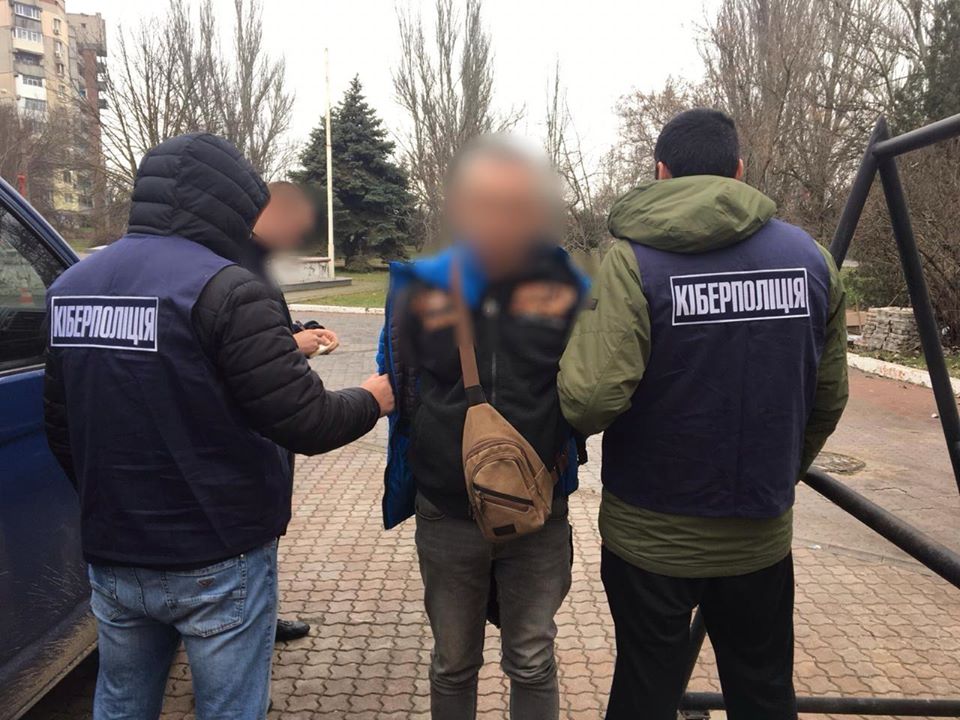 На Херсонщині викрила чоловіка у створенні порнороликів за участі малолітньої дівчинки