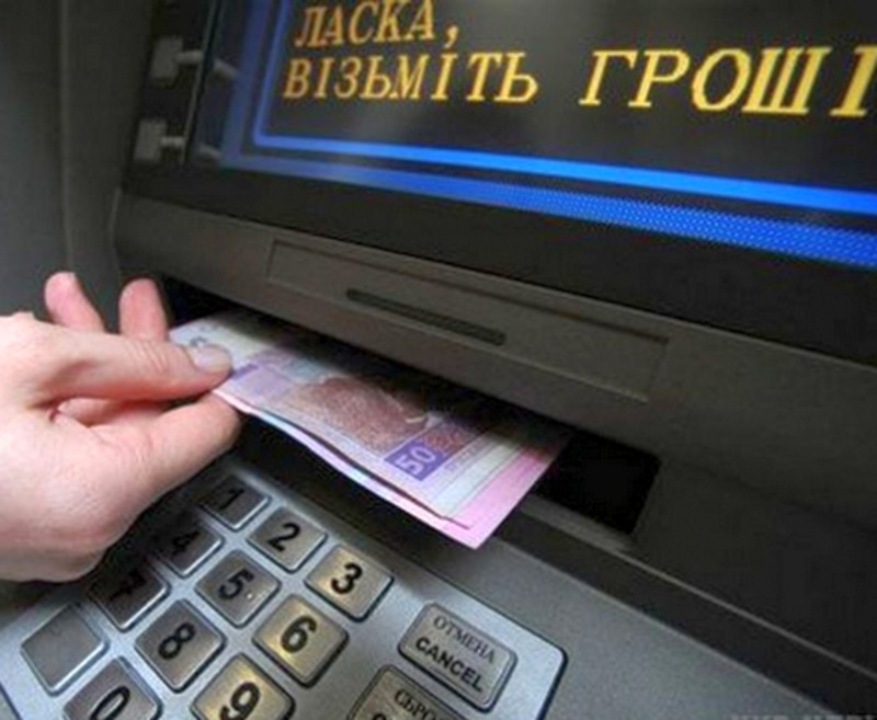 В Херсоні поліцейські затримали чоловіка, який грабував жінок біля банкоматів