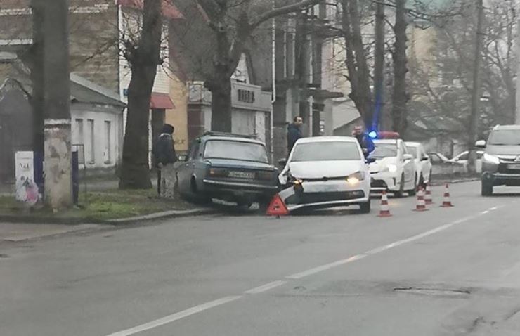 Утреннее ДТП в Херсоне: ВАЗ выбросило на обочину