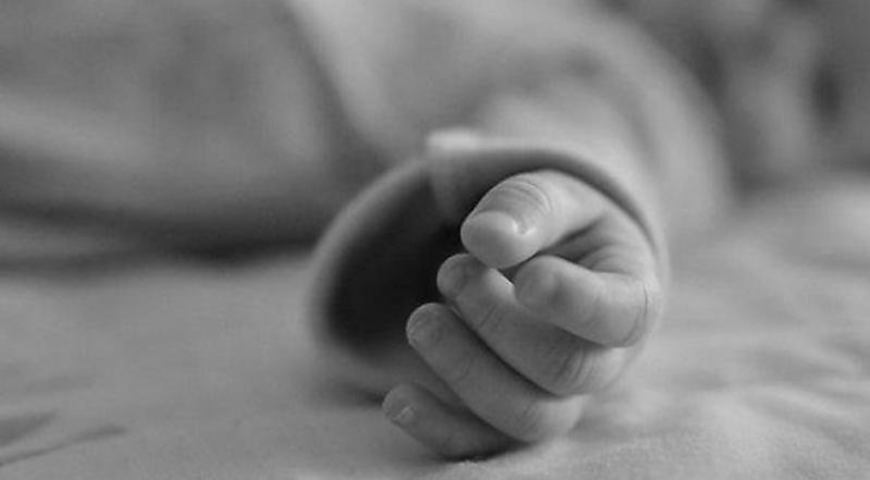 Немовля, яке поліція Херсонщини знайшла  у поліетиленовому пакеті, померло у лікарні