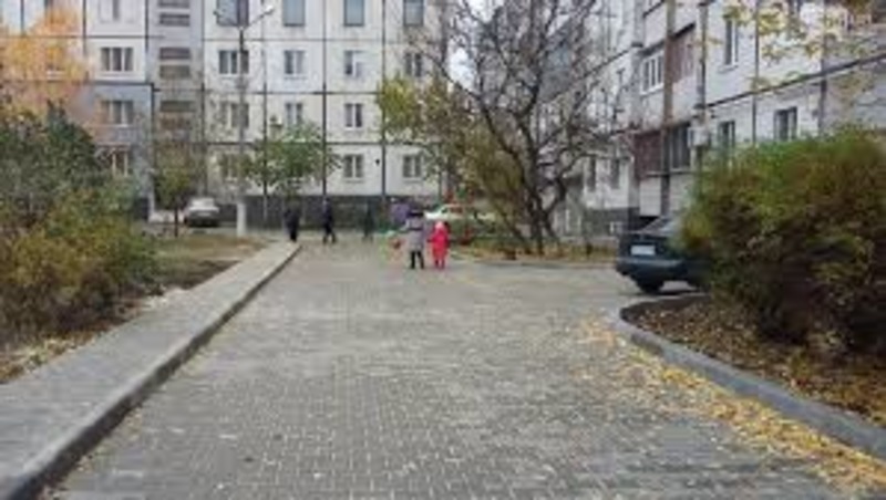 У Херсоні з’явилася петиція про заміну асфальту у дворових проїздах на тротуарну плитку