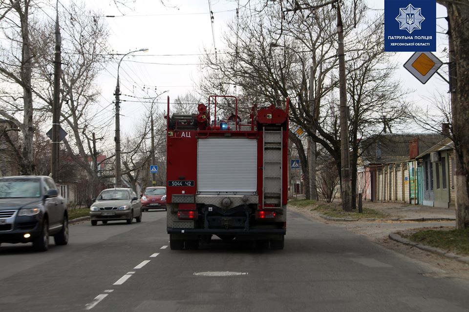 Патрульні з рятувальниками перевірили чи пропускають херсонці спецтранспорт