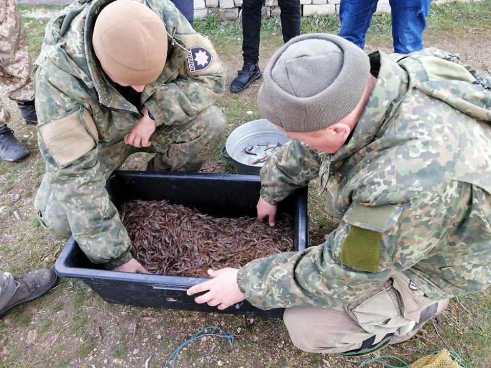 Водні поліцейські Херсонщини виявили браконьєра, який незаконно виловив понад 12 тисяч креветок